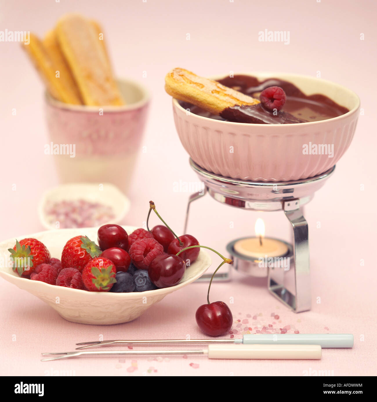 Schwamm-Finger mit Schokolade-Fondue und Obst, Nahaufnahme Stockfoto