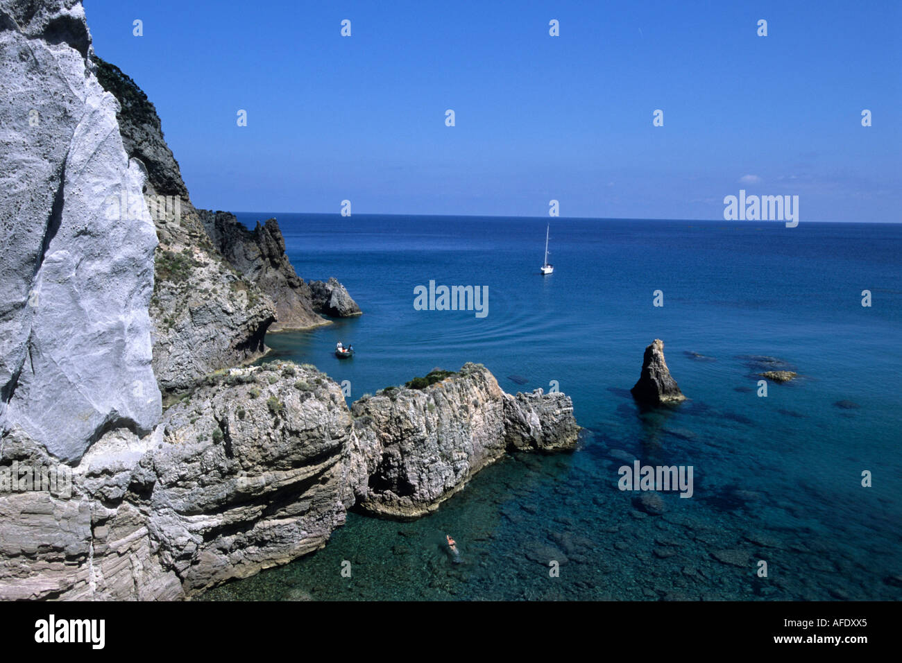 Segeln rund um die Insel Ponza, Lazio, Italien Stockfoto