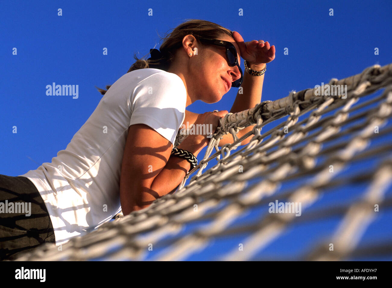 Mädchen in Bugspriet Net, Royal Clipper, Segeln im Mittelmeer, Italien Stockfoto