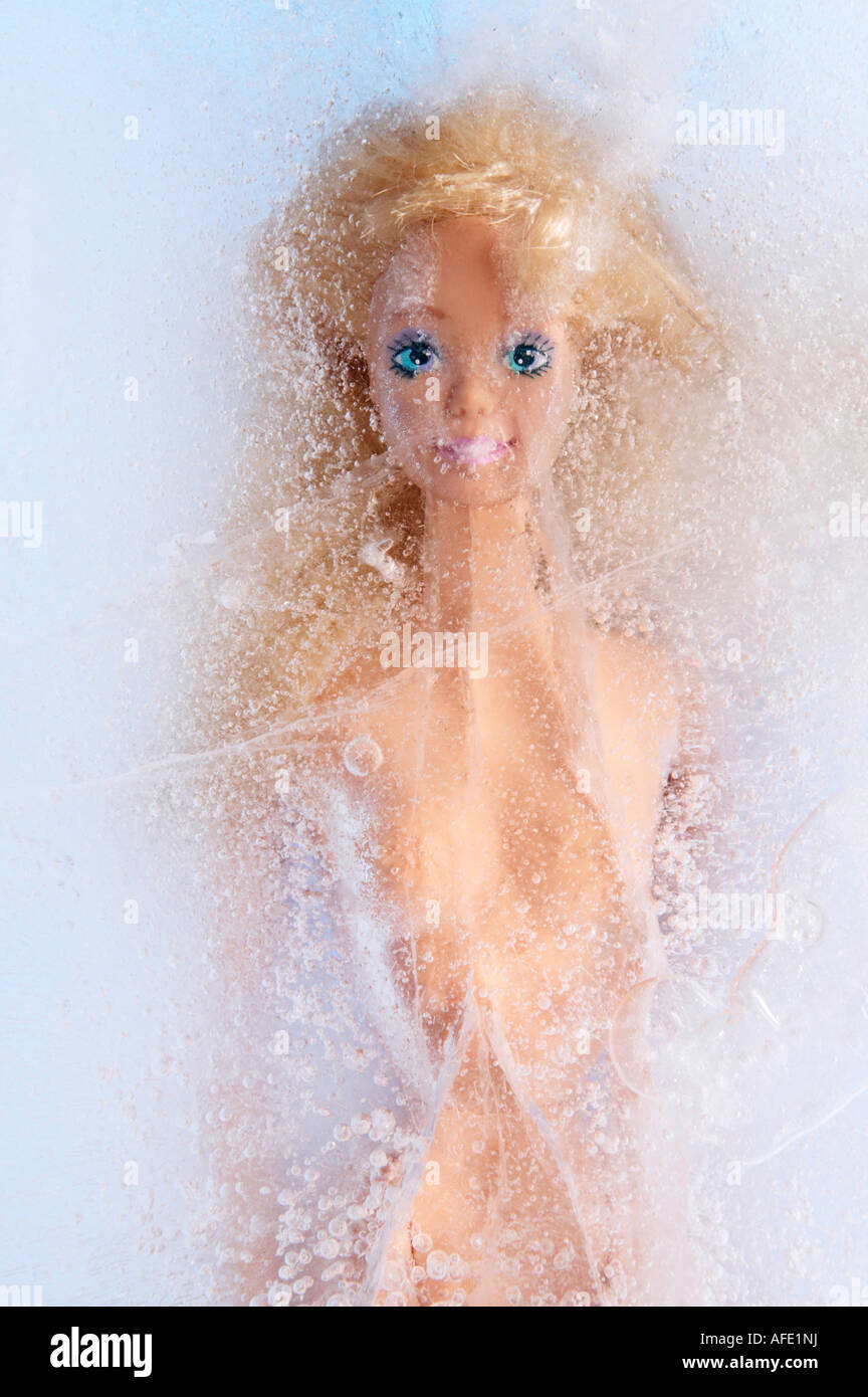 Gefrorene Barbie-Puppe, erhöhten Blick Stockfoto