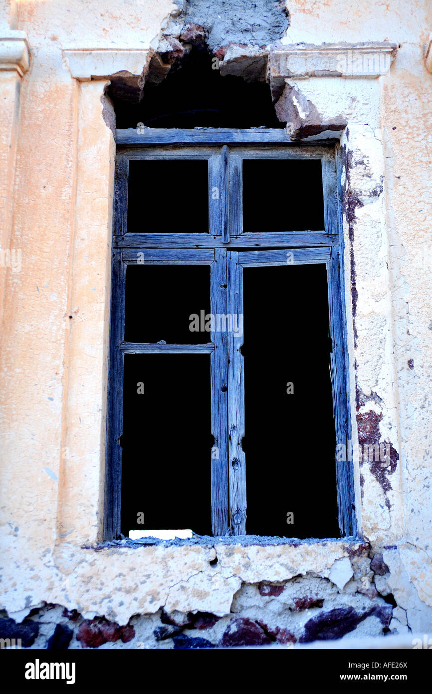zerbrochenes Fenster in einem abgedunkelten Raum in verlassenen Anwesen Stockfoto