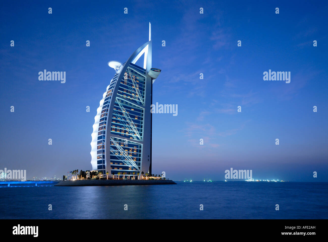 Luxushotel Burj Al Arab, Burj al-Arab, in der Dämmerung, Dubai, Vereinigte Arabische Emirate Stockfoto