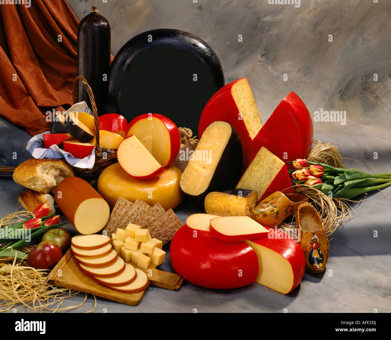 Holland holländischen Käse in Gruppe Farbfoto auf warm getönten gesprenkelte Hintergrund. Querformat, Studio Tischplatte. Stockfoto