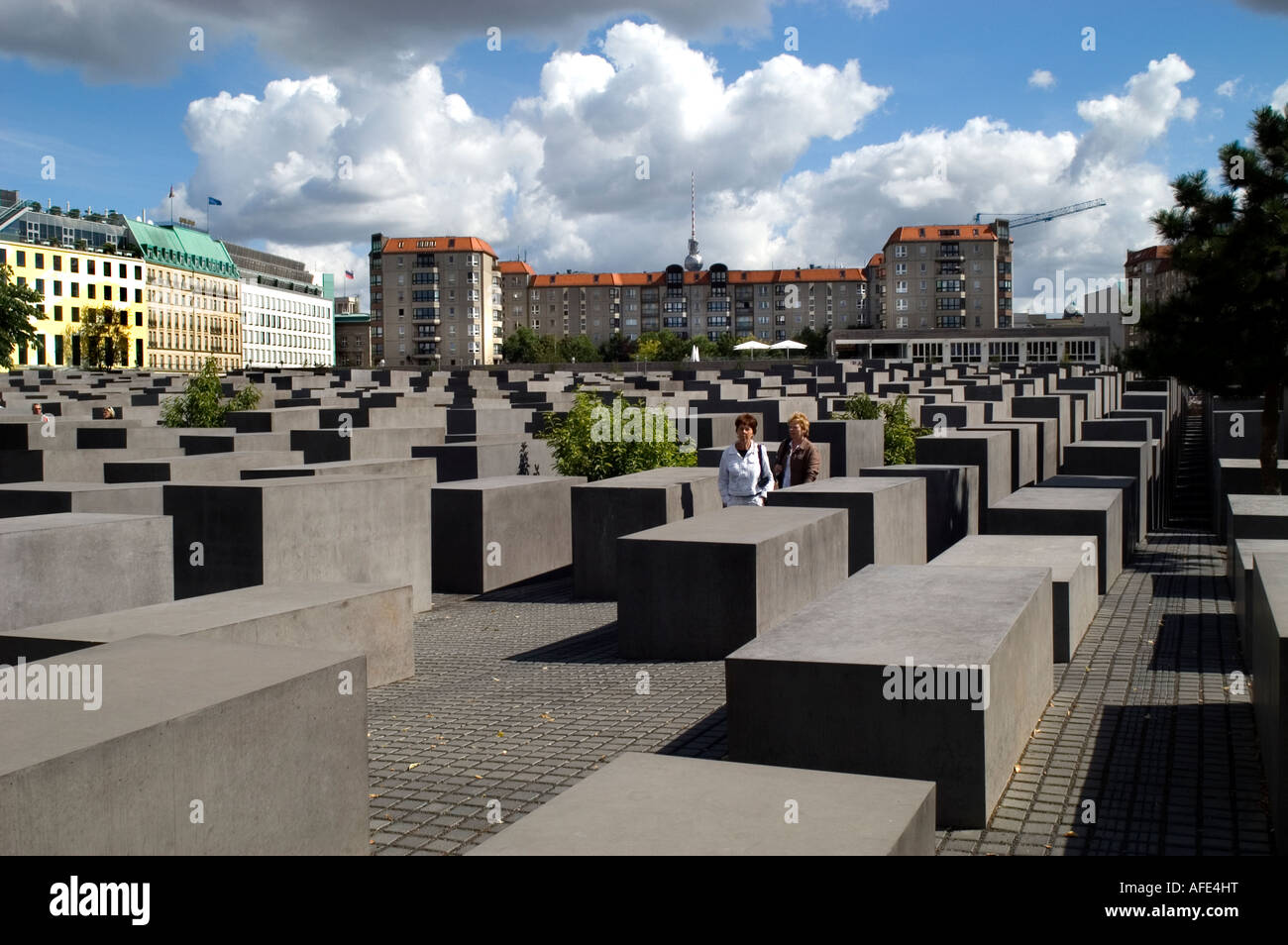 Jüdische Holocaust Memoria abstrakte Sicht von rechteckigen grauen Steinen Denkmal entworfen Eberstrasse vom Architekten Peter Eisenman Berlin Deutschland Stockfoto