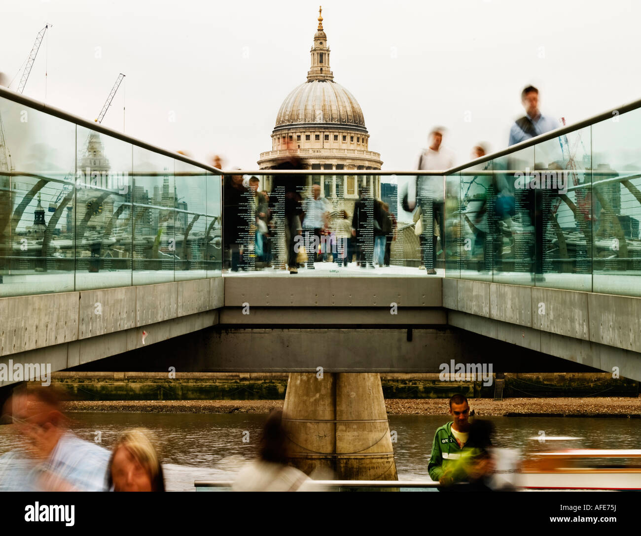 Millennium-Brücke von St. Pauls unterstützen Wälle in Richtung Bankside London Strebepfeiler Überbau schwimmende Plattform Stockfoto