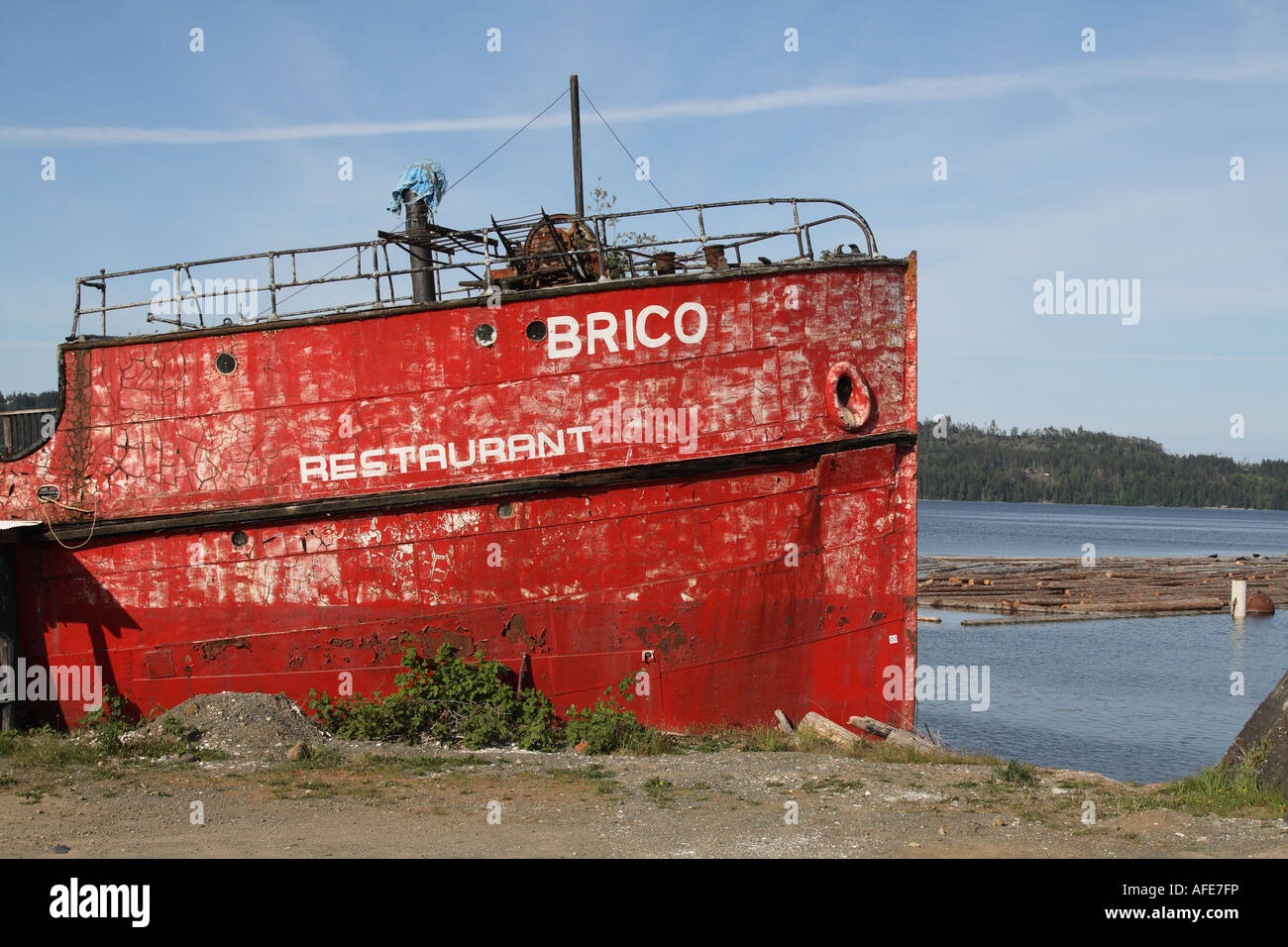 Ehemalige Kabelleger und neuerdings ein Meeresfrüchte-Restaurant liegt am Fanny Bay, Vancouver Island, British Columbia, Kanada Stockfoto