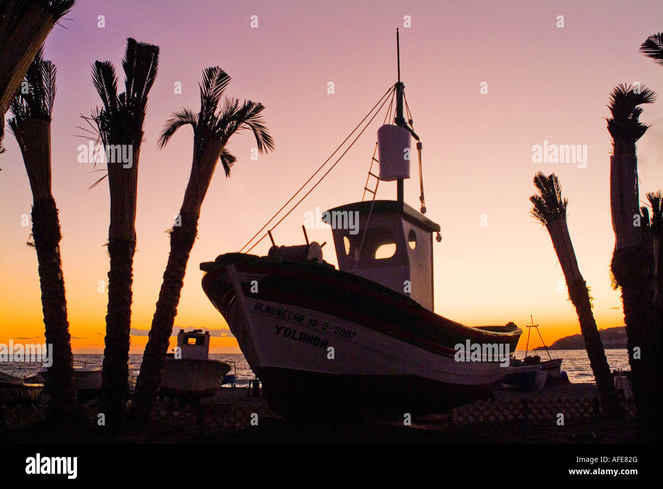 Hölzerne Angelboot/Fischerboot Ruhe am Ufer des Strandes in Almunecar Spanien Stockfoto