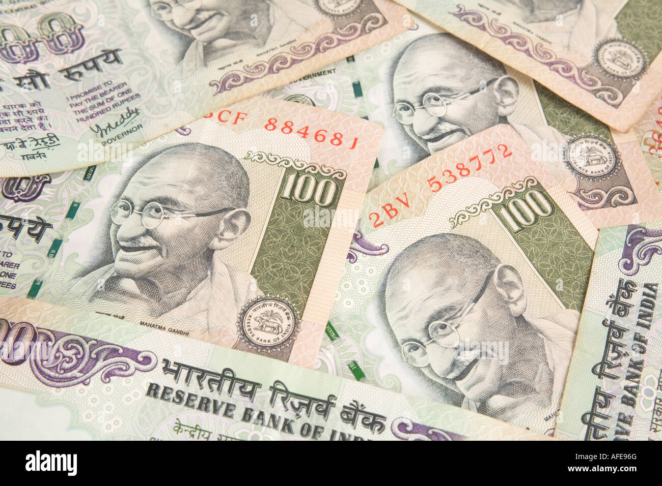 Indische Rupie Noten verteilt in einem Muster Stockfoto