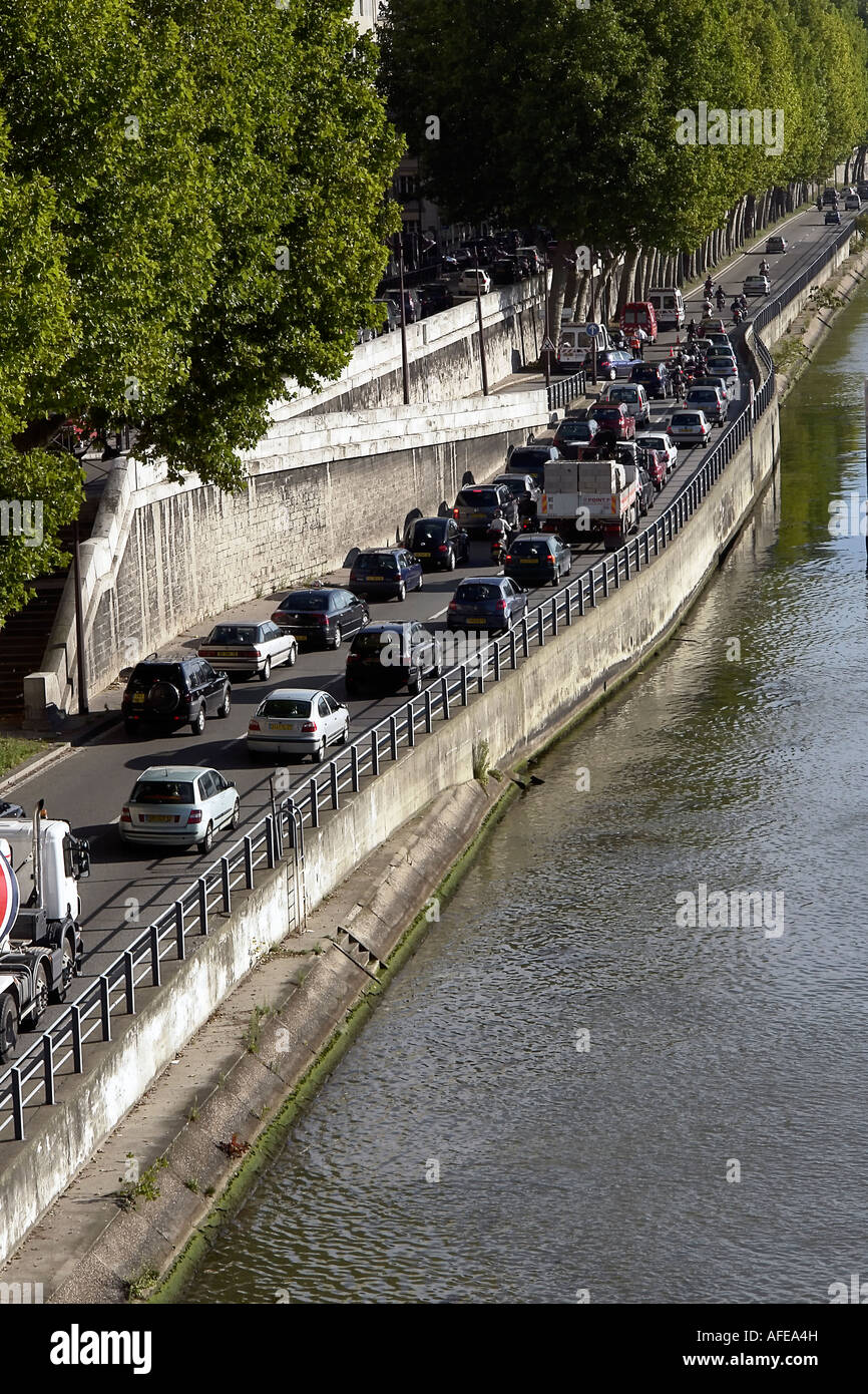 Stau nach einem Autounfall am Quai du Point du Jour in Paris Frankreich Stockfoto