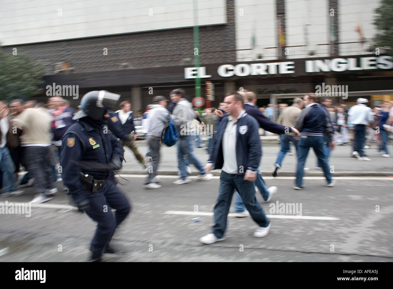 Polizisten beobachten Tottenham-fans Stockfoto