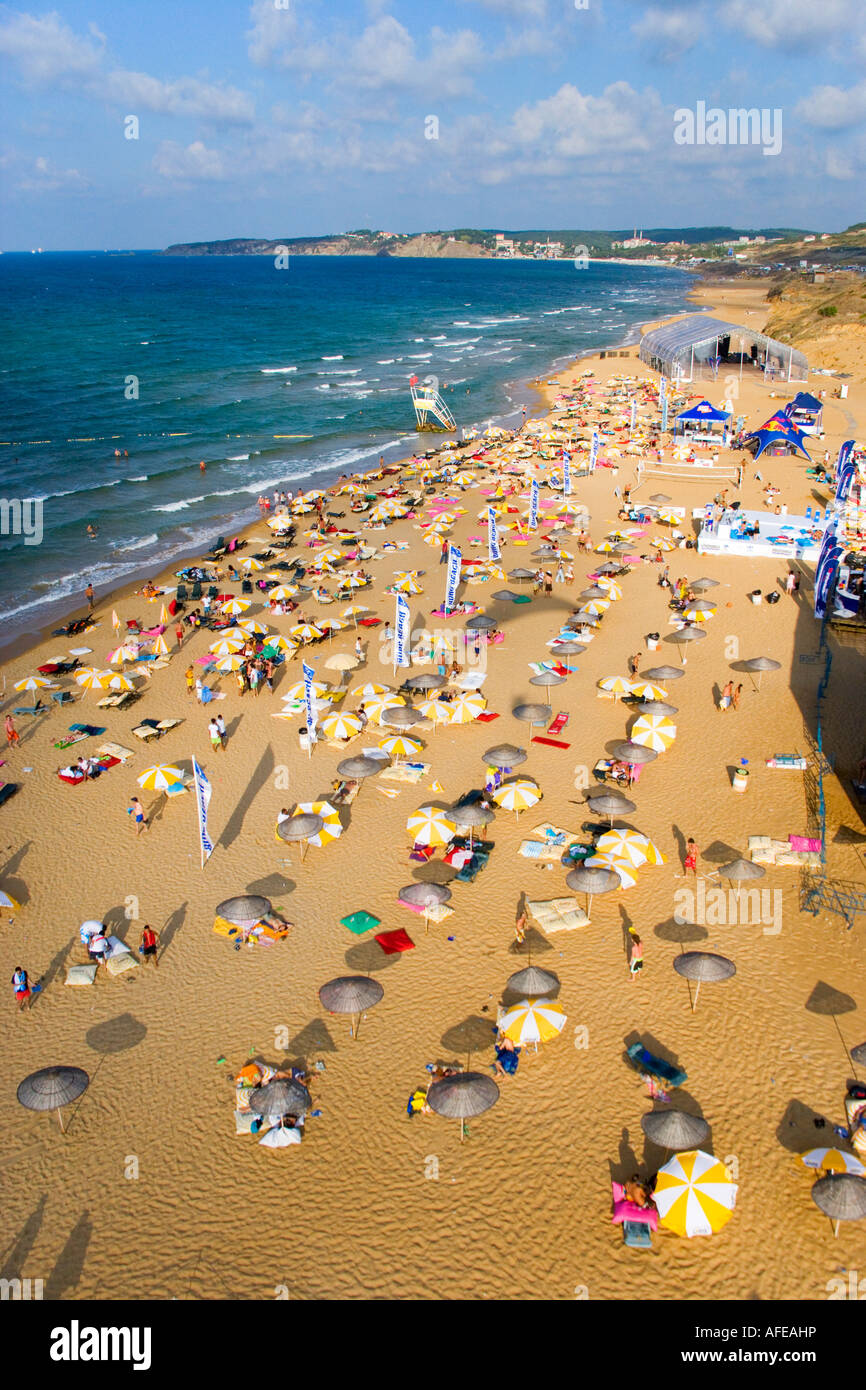 Menschen die Sonne genießen und Schwimmen im Meer Antenne Burc Strand Gumusdere Schwarzmeer Küste von Istanbul Türkei Stockfoto