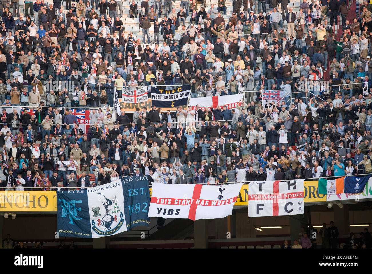 Tottenham-Fans auf der Tribüne Stockfoto