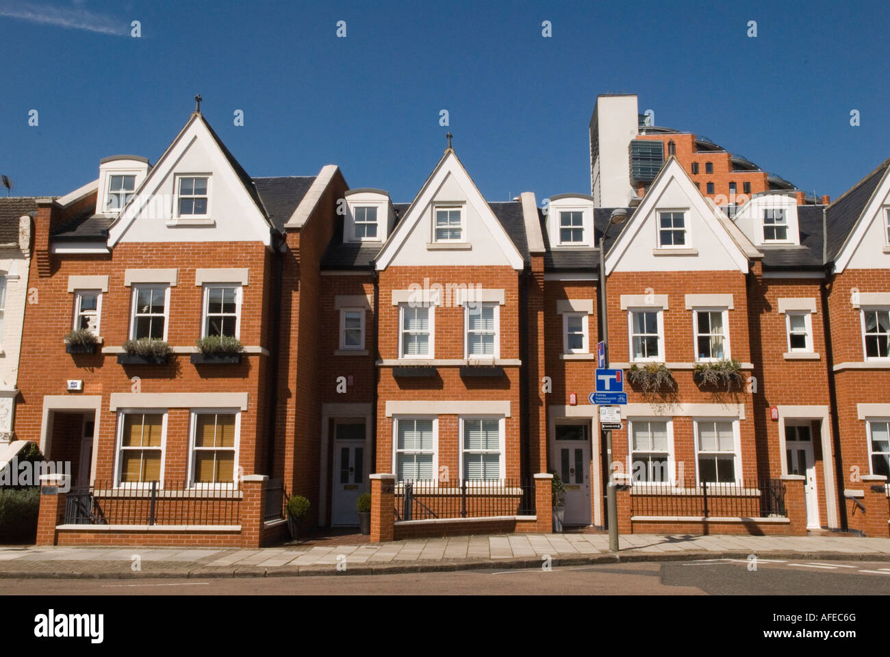 Moderne neue bauen edwardianischen Stil Häuser gebaut, im Schatten der Putney Wharf Tower SW 15 South West London UK HOMER SYKES Stockfoto