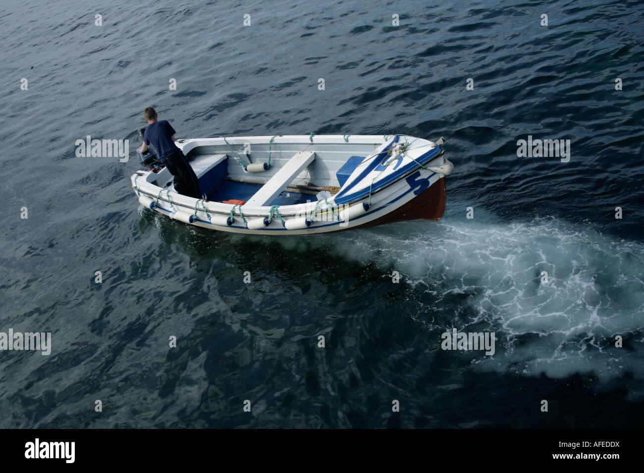 Boot mit Außenbordmotor verlässt das dock Stockfoto