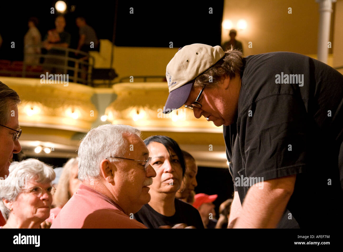 Filmemacher Michael Moore treffen Fans nach einer Podiumsdiskussion in Michigan Stockfoto