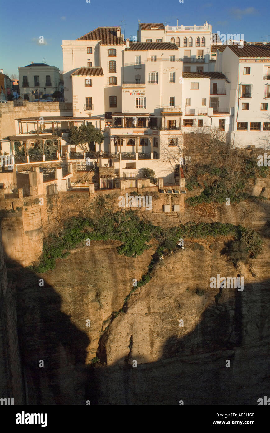 Häuser am Rand der Klippe in Stadt RONDA Andalusia Spanien mit Blick auf TAJO-Schlucht Stockfoto