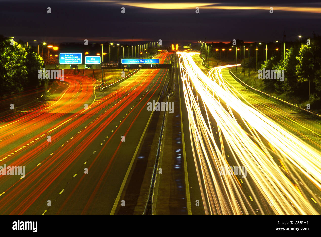 Feierabendverkehr auf der Autobahn M56 bei Nacht, Cheshire, England, UK Stockfoto