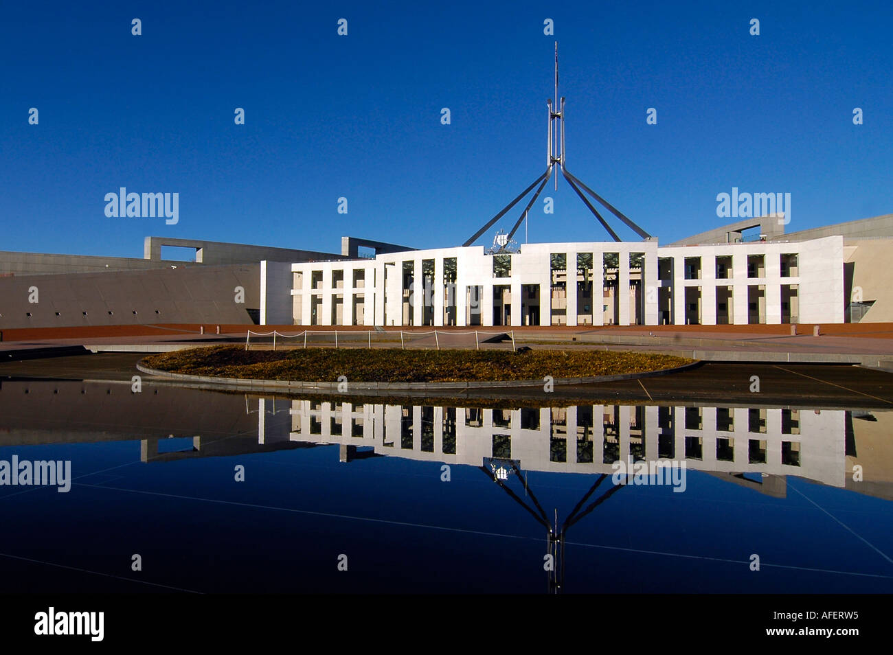 Parliament House Gebäude spiegelt sich in einem Teich in Canberra, Australien Stockfoto