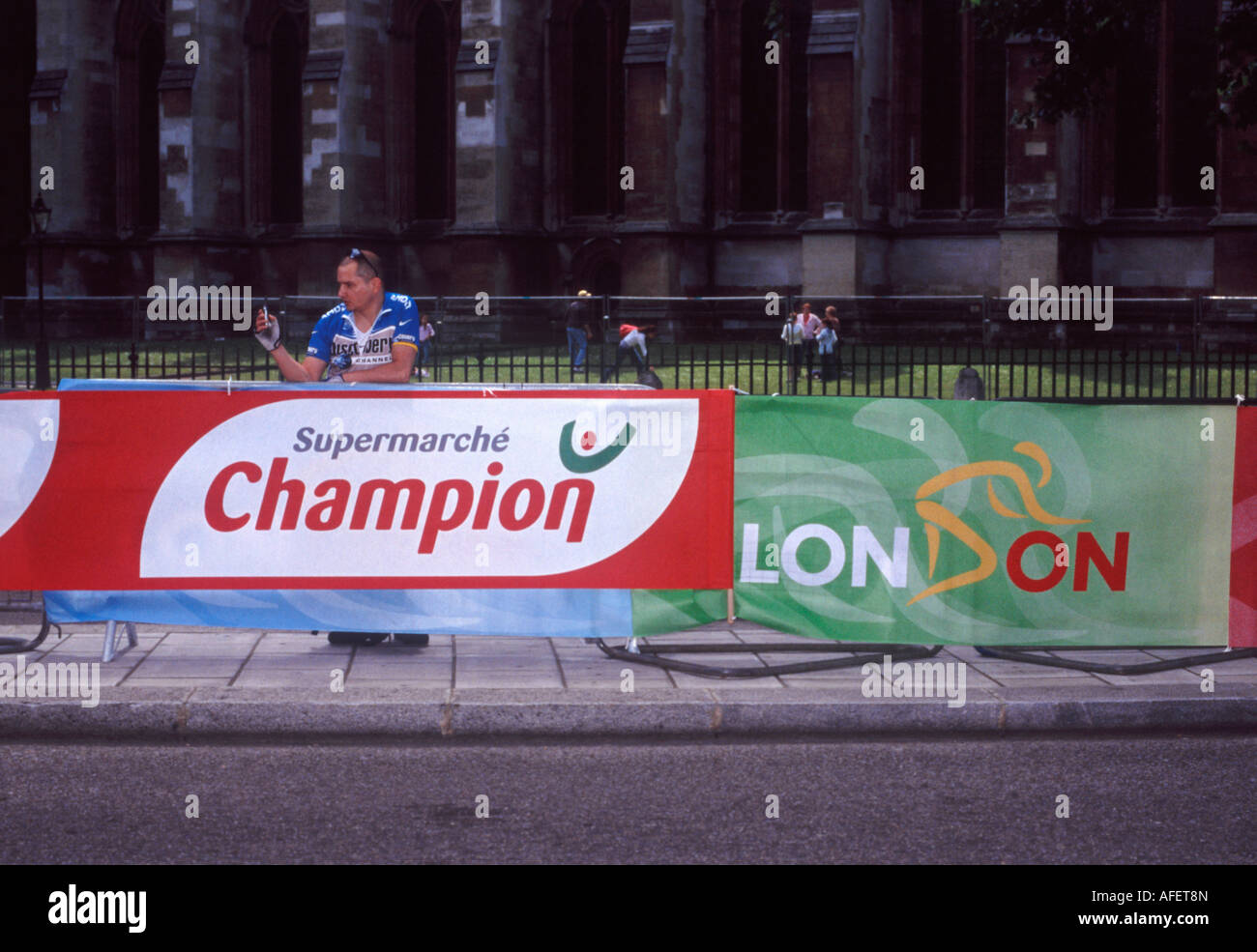 Tour de France 2007 - London: Zuschauer in Radtrikot mit Handy-Kamera hinter Französisch und Englisch-Rennen-Banner Stockfoto