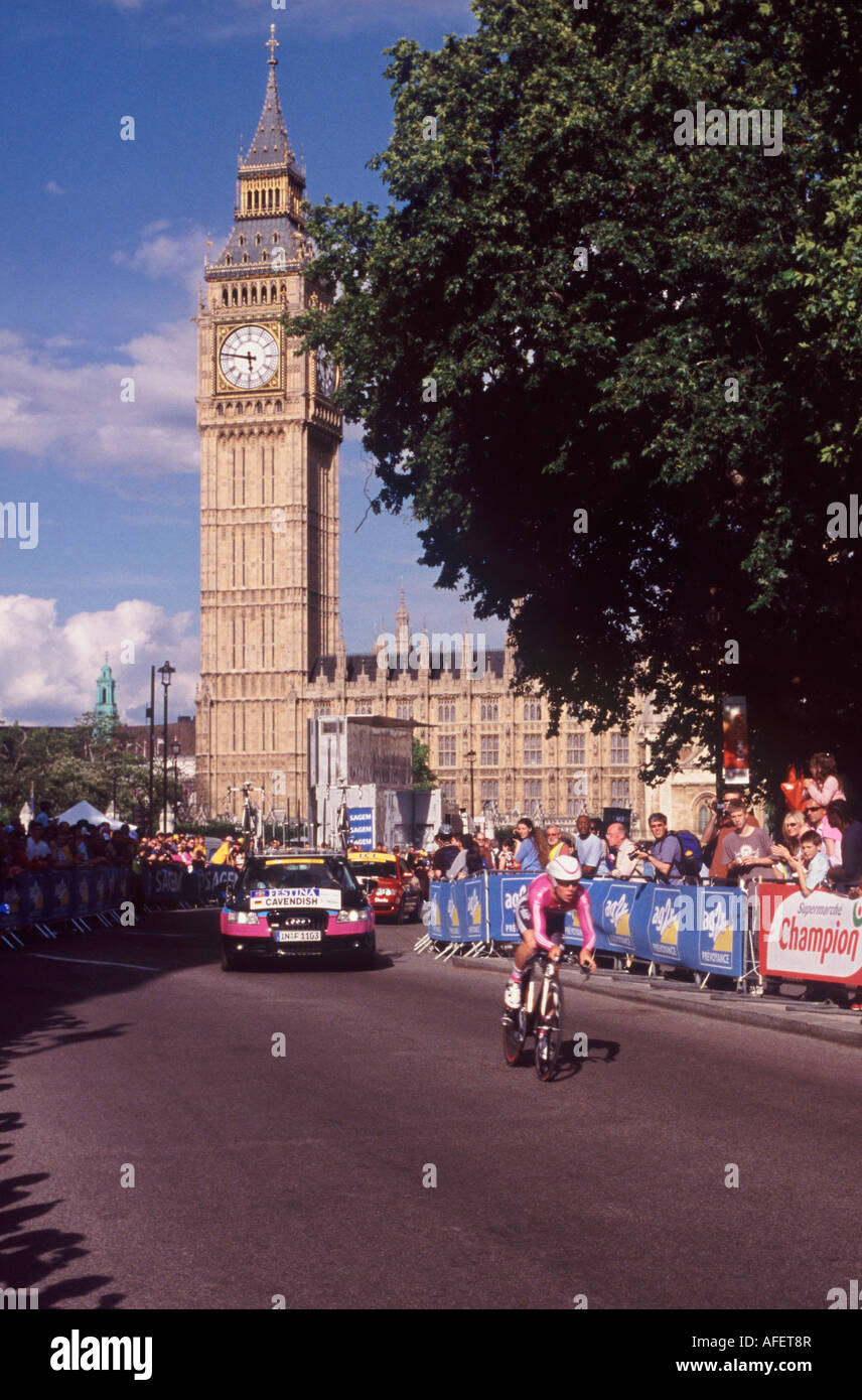 Tour de France 2007 - London: Sprinter Mark Cavendish verlassen erste Biegung hinweg The Prologue Studie vor dem Big Ben, Westminster Stockfoto