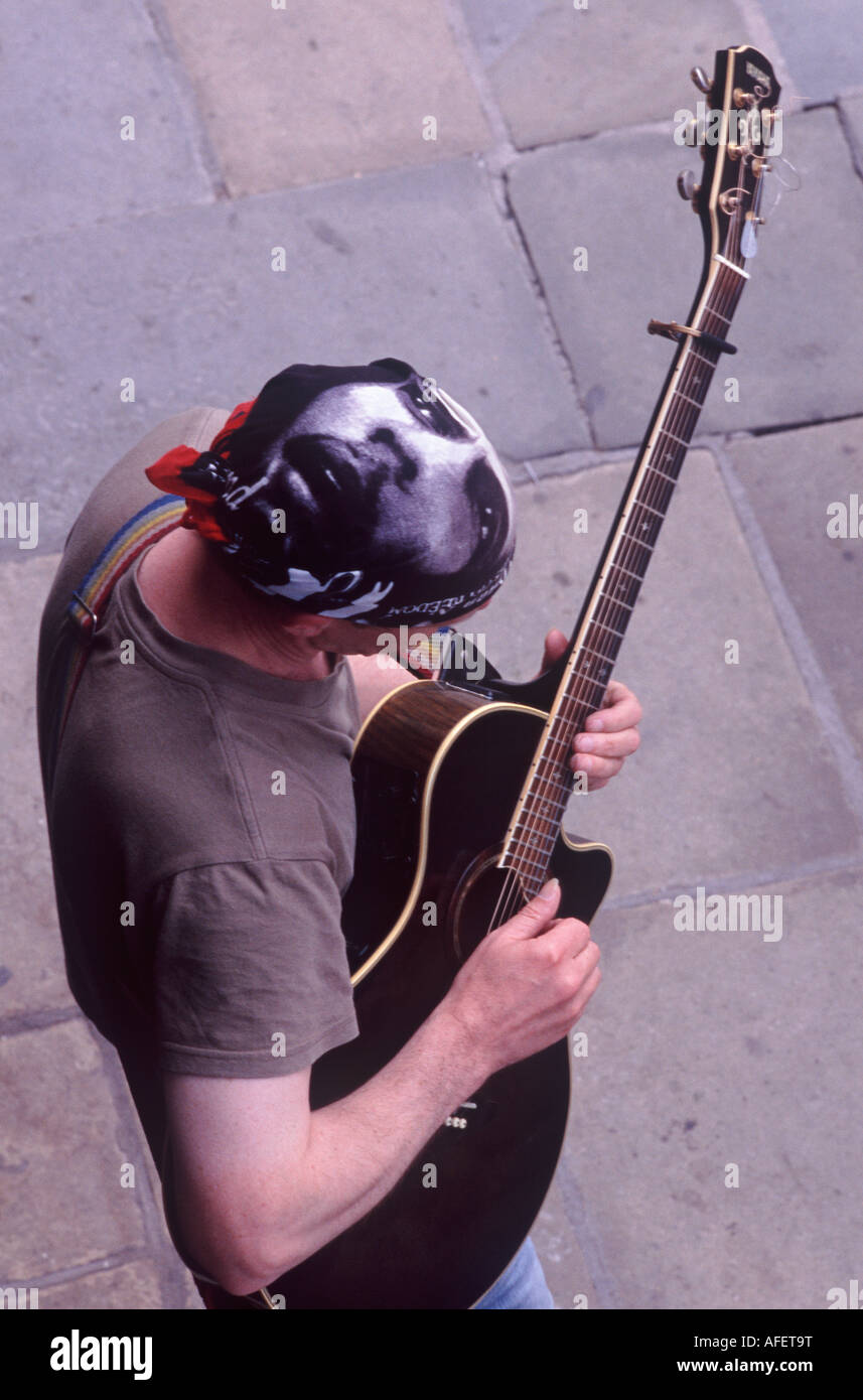 Straßenmusiker mit Bob Marley Gesicht bedruckt Kopf Bandana Gitarre, Chester, Cheshire, England Stockfoto