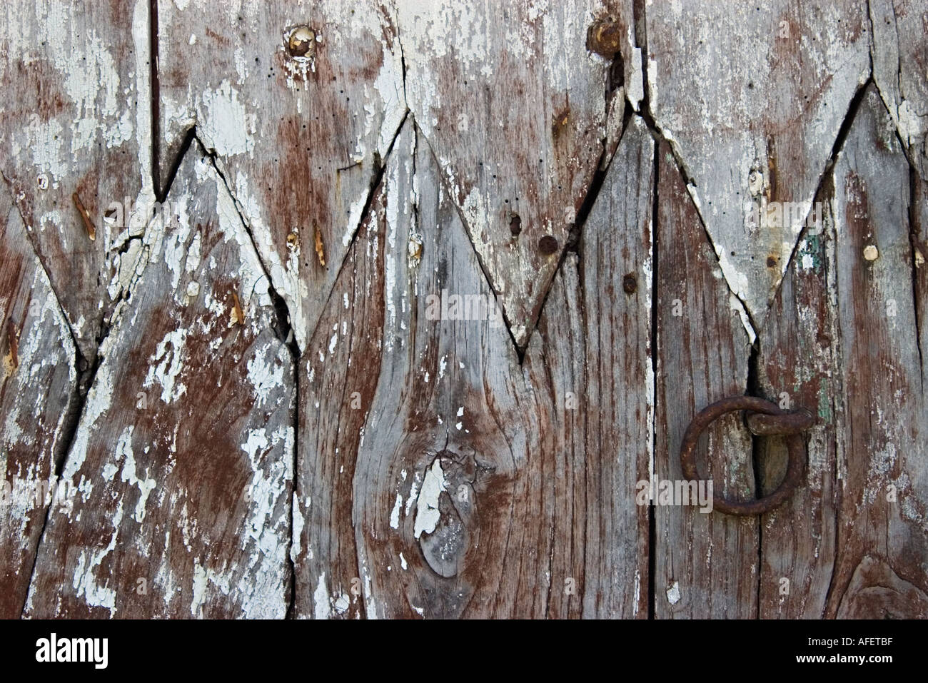 Teil verwitterte alte Holztür mit Zick-Zack-Muster und Abplatzungen blaue Farbe Stockfoto