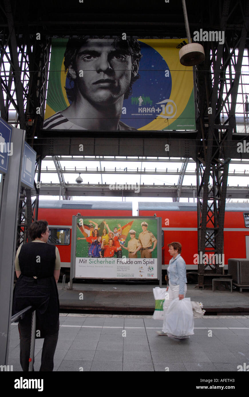 Menschen zu Fuß vorbei an einem Adidas-Poster mit Kaka der brasilianischen  Fußballer Köln Bahnhof 23. Juni 2006 Stockfotografie - Alamy