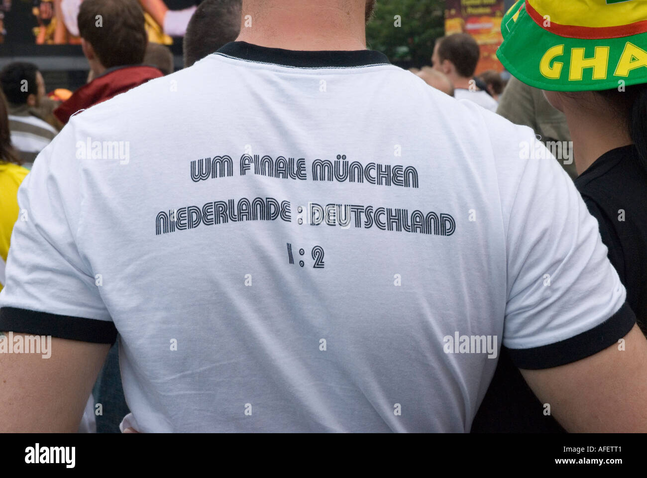 Ein deutscher Fußballfan trägt ein t Shirt zum Gedenken an das Datum und die Punktzahl von 1974-World-Cup-Finale Stockfoto
