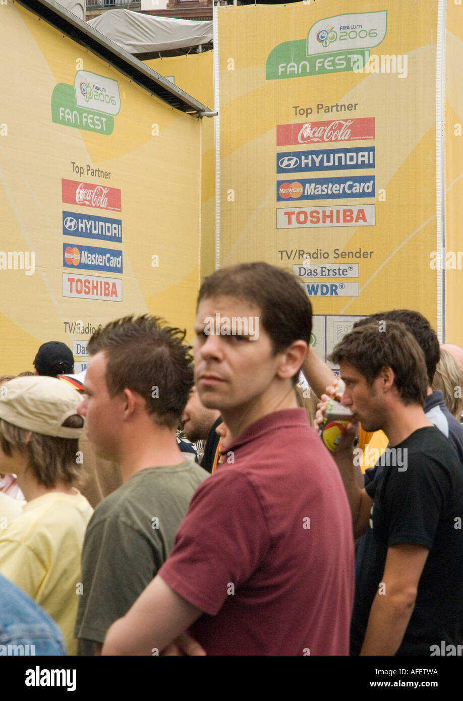 Fans beobachten die Brasil V Ghana WM Achtelfinale entsprechen 27. Juni 2006 auf der Fanmeile in Dortmund Stockfoto