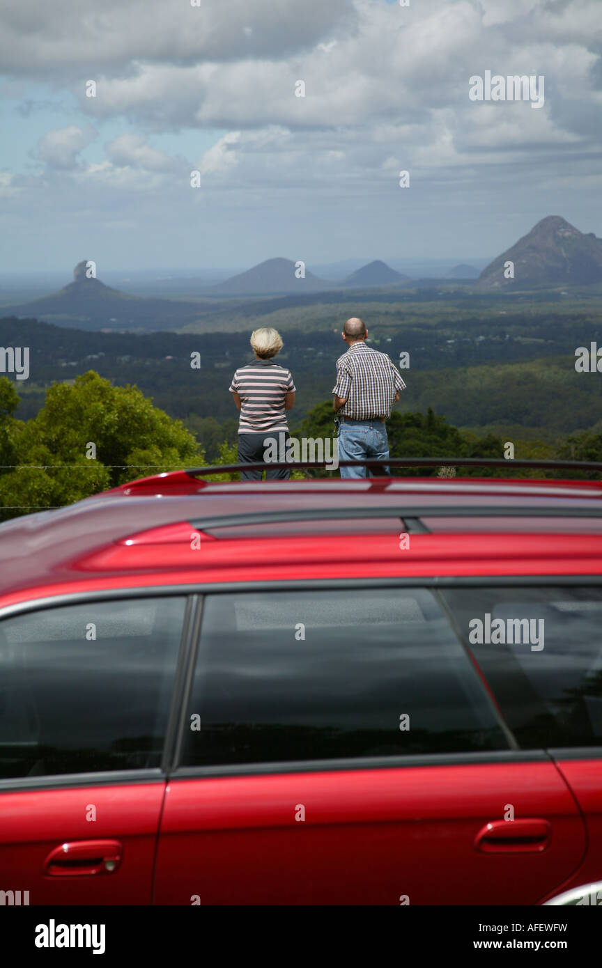 Ein älteres Ehepaar stoppen, um einen Blick auf die Glasshouse Mountains im südlichen Queensland Australien anschauen Stockfoto