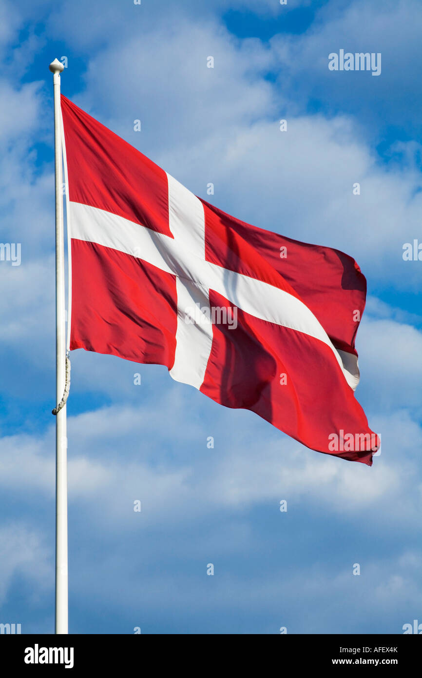 Dänische Flagge vor einem blauen Himmel mit Wolken Stockfoto