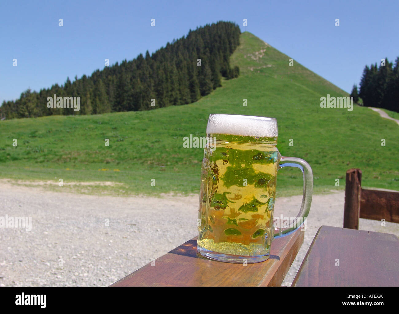 Brechen Sie in den deutschen Alpen Erfrischung Auf Dem Hoernle Bei Bad Kohlgrub in Den Ammergauer Alpen Stockfoto