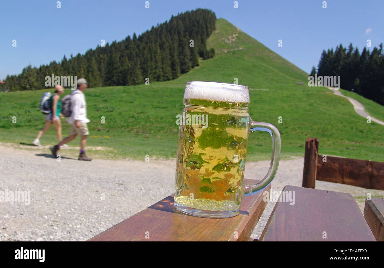 Brechen Sie in den deutschen Alpen Erfrischung Auf Dem Hoernle Bei Bad Kohlgrub in Den Ammergauer Alpen Stockfoto