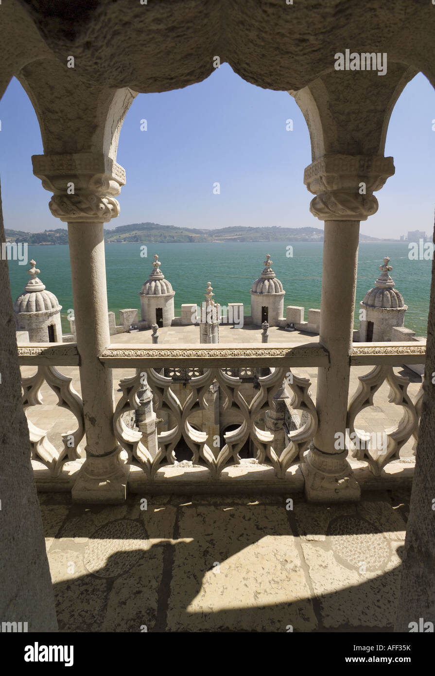 Portugal, Costa de Lisboa, Torre de Belém Turm, Lissabon, Arch & Blick über den Tejo Flussmündung Stockfoto