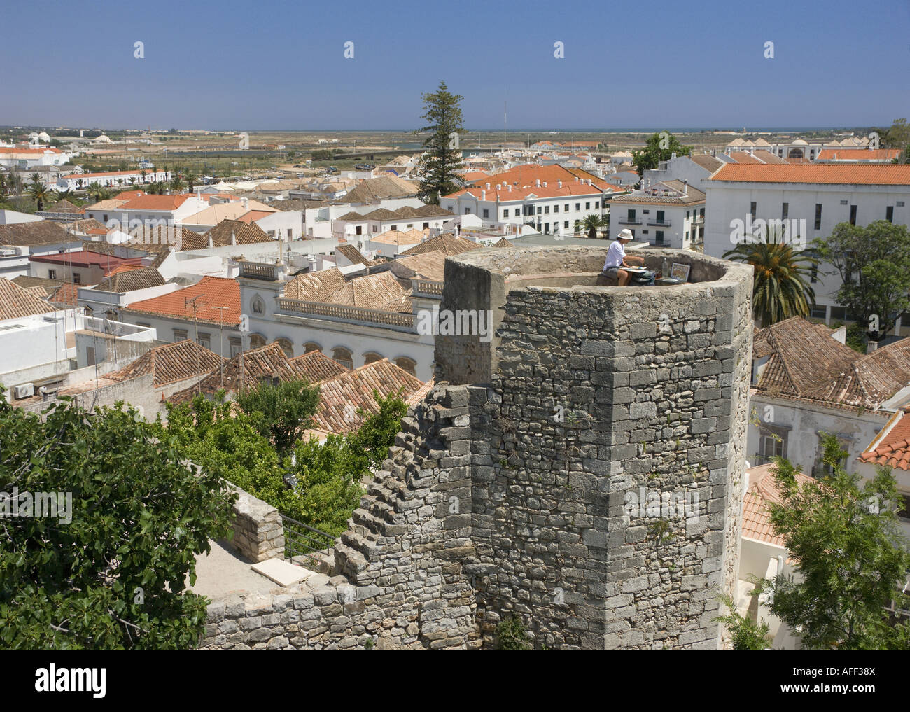 Die Algarve, Tavira Blick über die Stadt von der Burg, Mann skizzieren Blick auf Turm Stockfoto