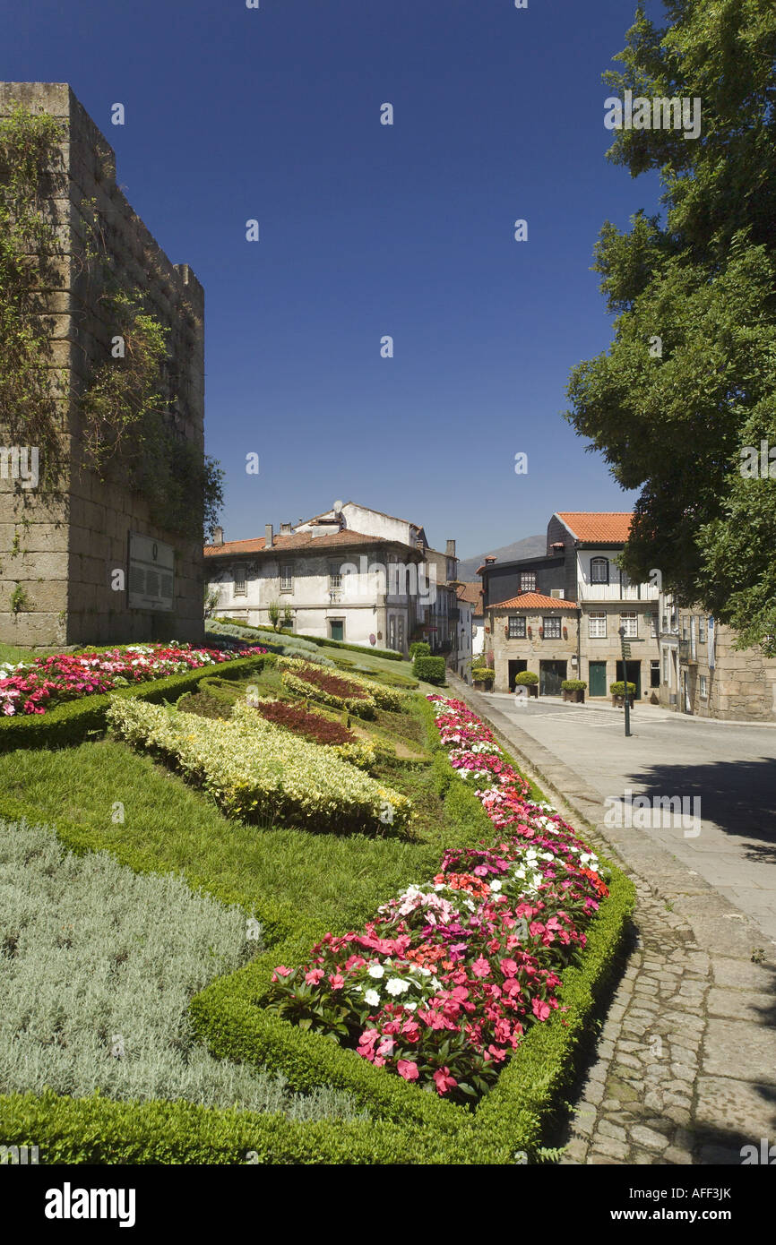 Die Costa Verde, Portugal, Minho District, Ponte De Lima, Anzeigen über Gärten zu The Old Town Stockfoto