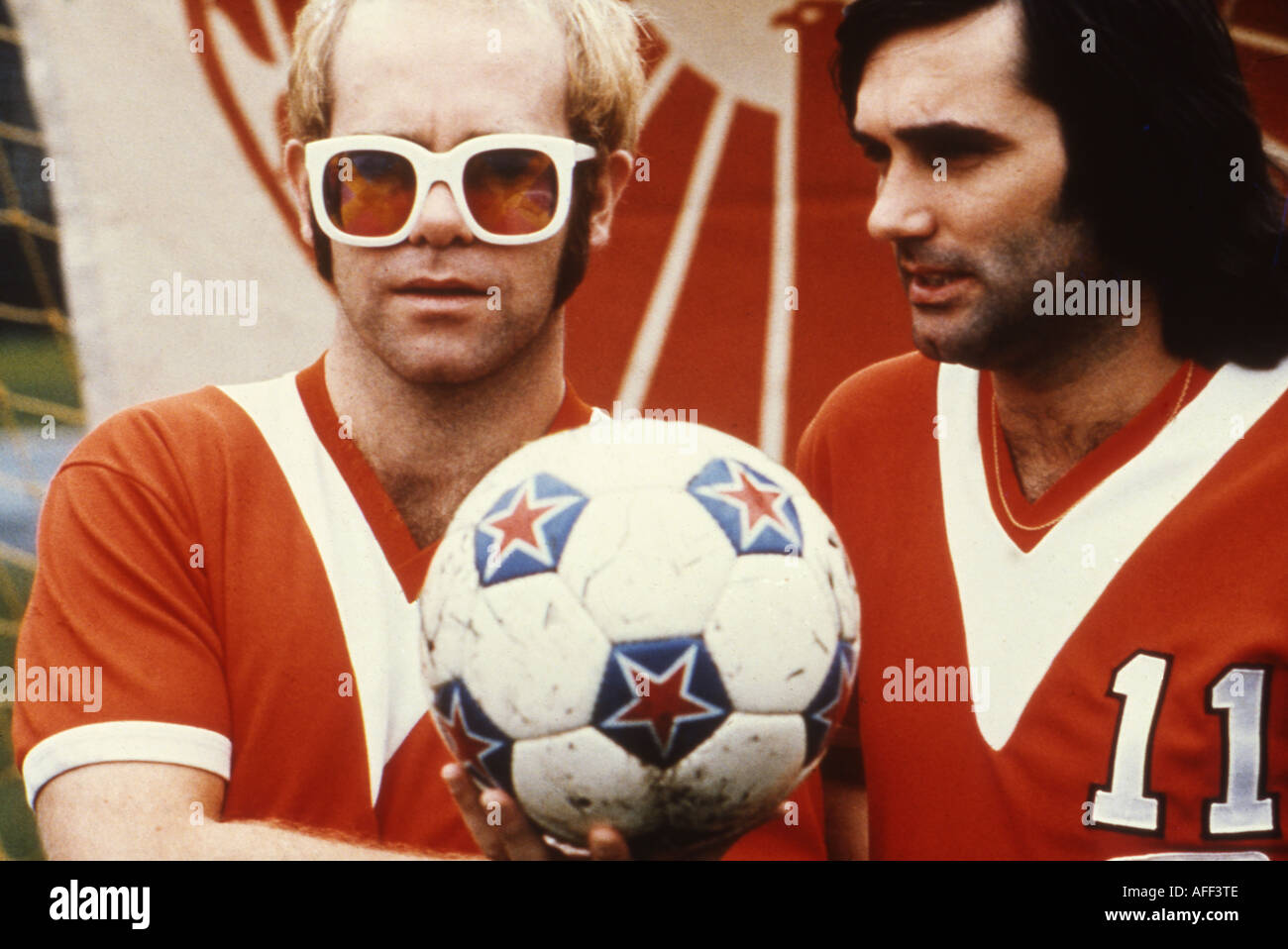 ELTON JOHN und Fußballer George Best George Best Stockfoto