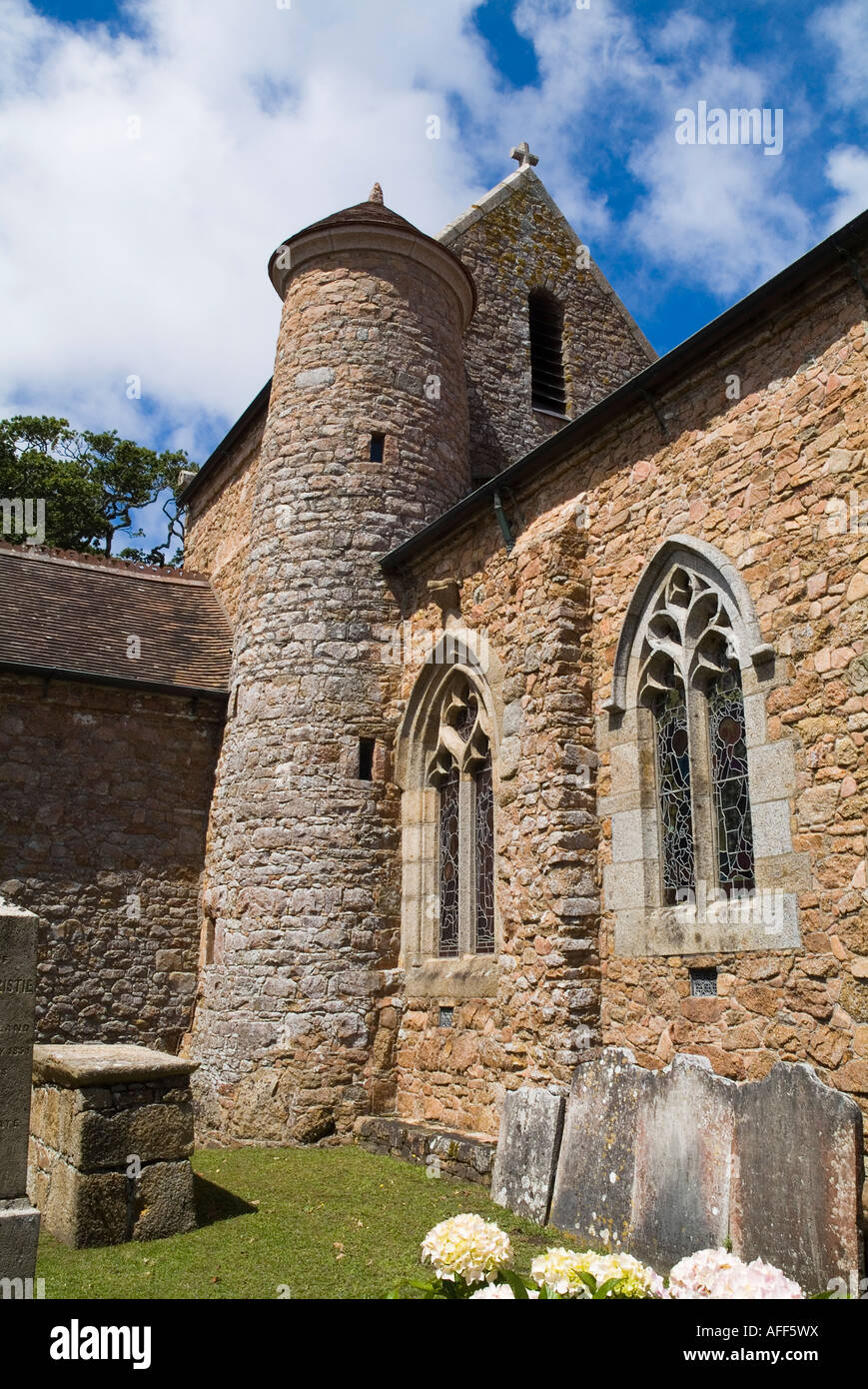 dh St Brelades Bay ST BRELADE JERSEY St Brelade Parish Church mit Rundturm Stockfoto