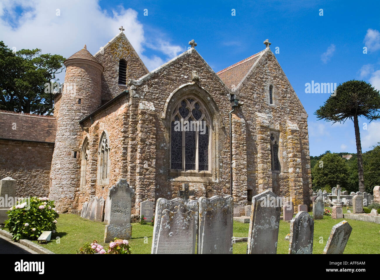 dh St Brelades Bay ST BRELADE JERSEY St Brelade Parish kirche mit rundem Turm und Grabsteinen Friedhof Stockfoto
