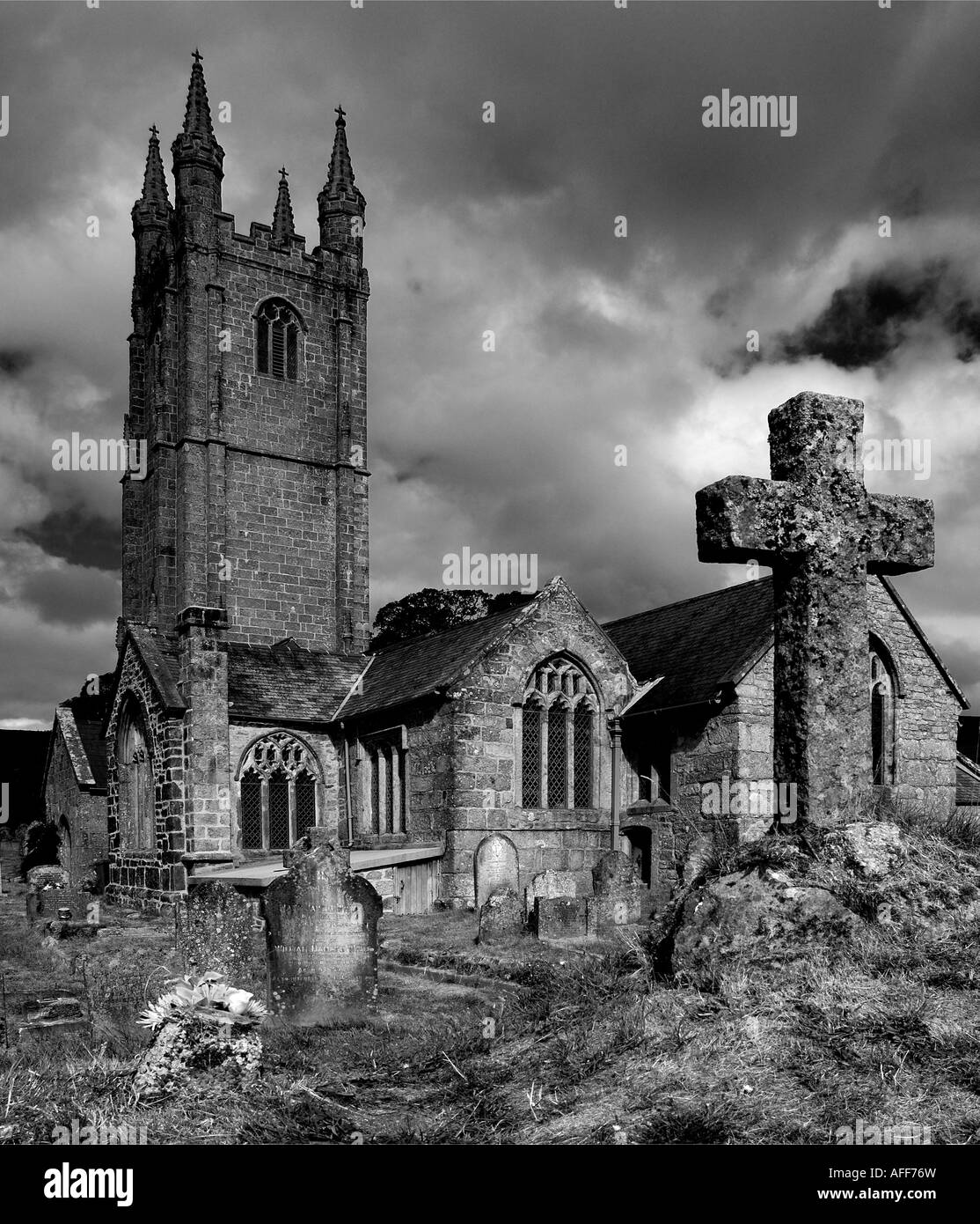 Schöne atmosphärische Schwarzweißbild der Kirche von St Pancras in Widecombe in the Moor Dartmoor South Devon England Stockfoto