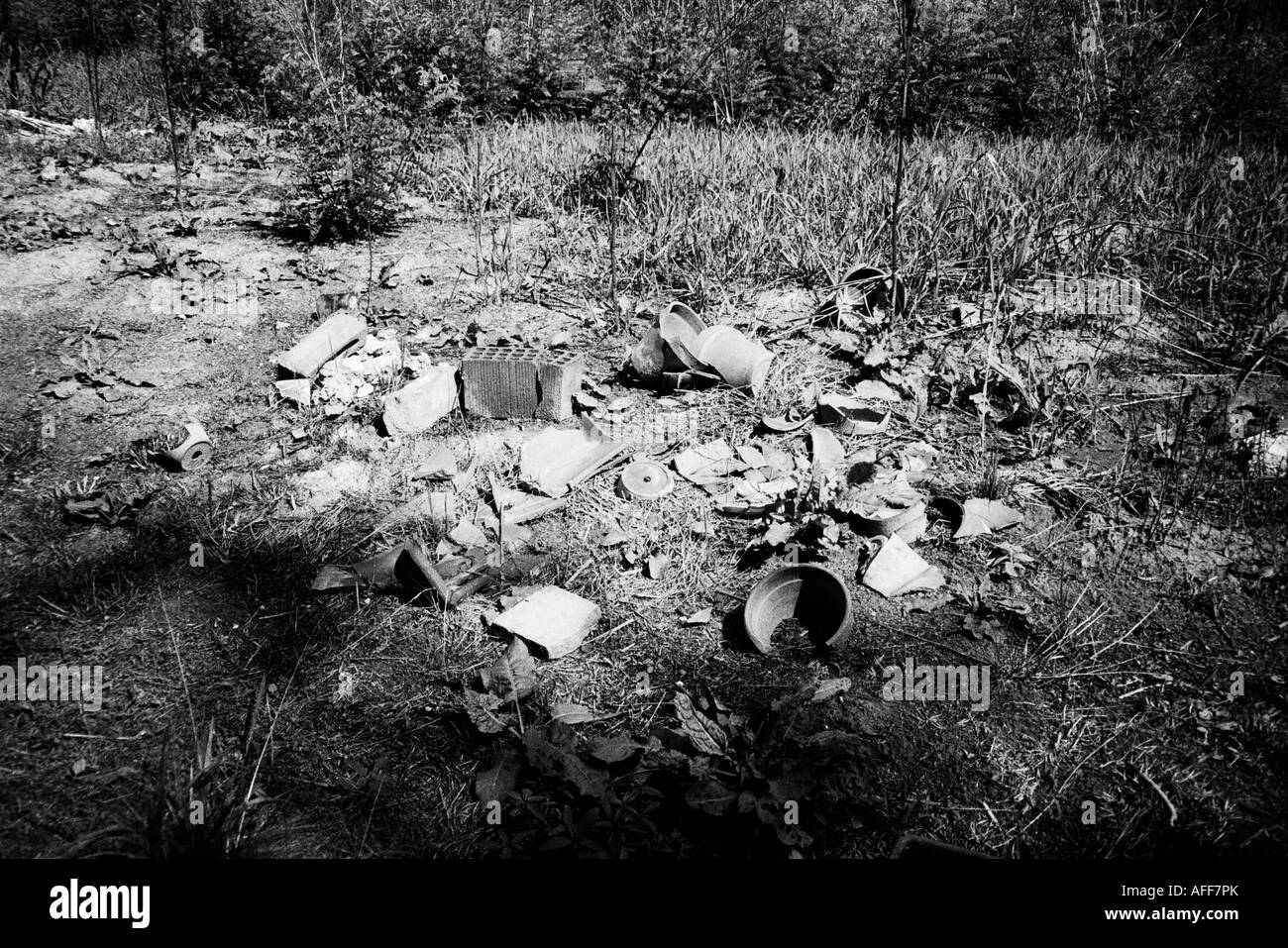 Ein verlassenes Stück Land in Ostiglia, Italien. Zertrümmerte Töpfe und gebrochenen Stein machen die Zusammensetzung. Stockfoto