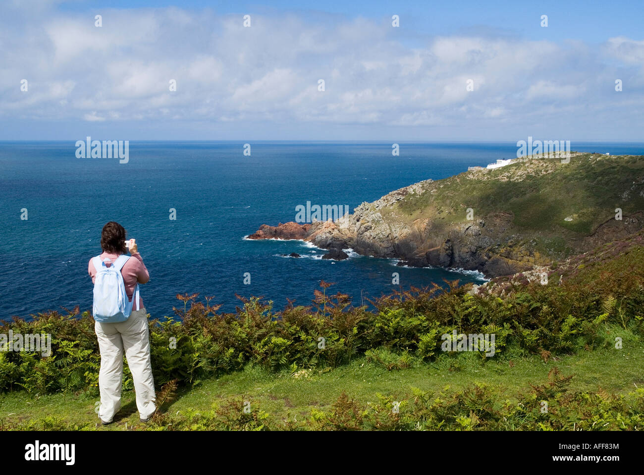 dh Sauerampfer Point ST JOHN JERSEY North Küsten Fußweg Frau Touristen fotografieren Landzunge seacliffs Stockfoto