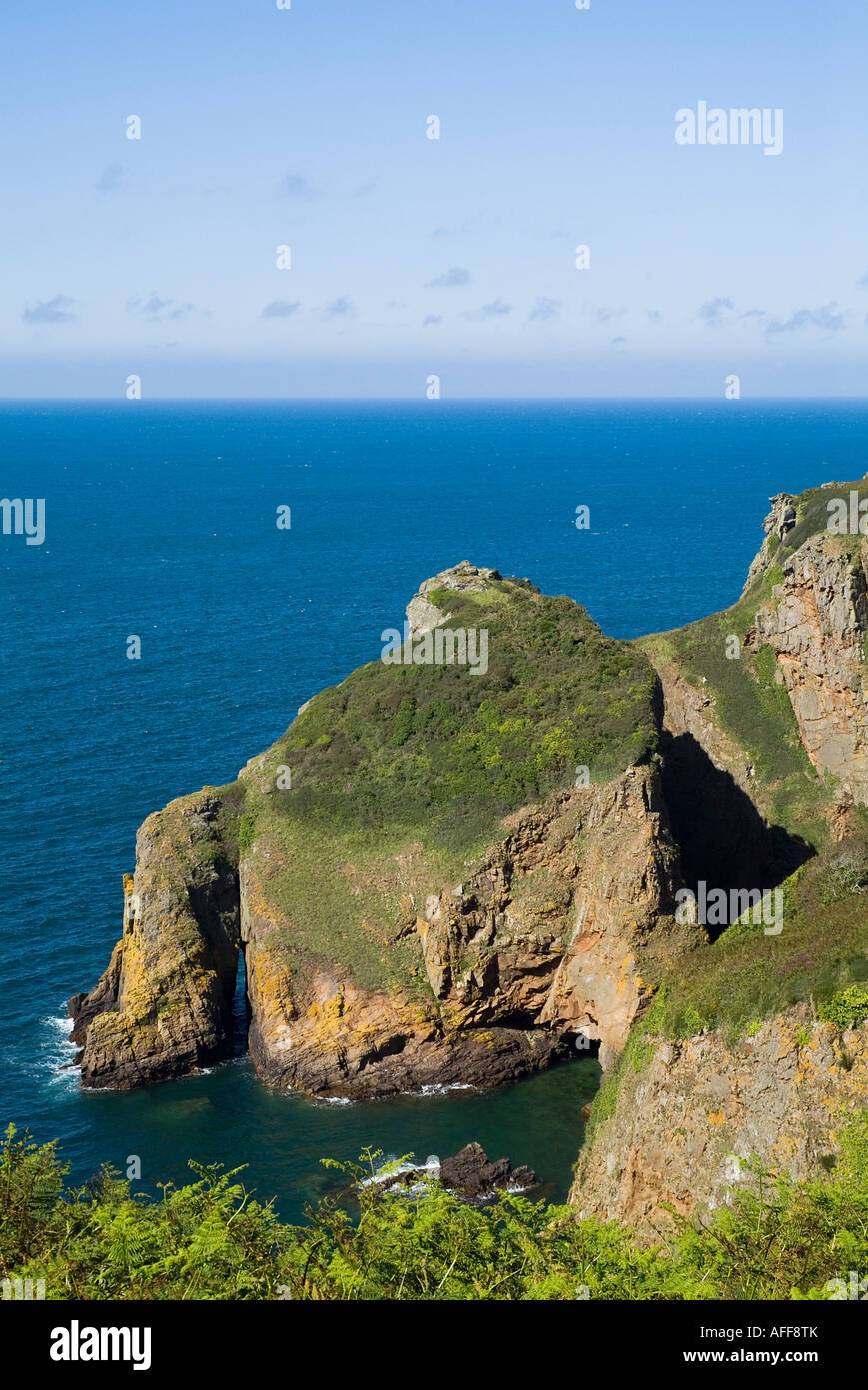 dh Ile Agois ST MARY JERSEY Prähistorische archäologische Stätte aus der Eisenzeit, Meeresstapel, Inselchen an der Nordküste der Insel Stockfoto