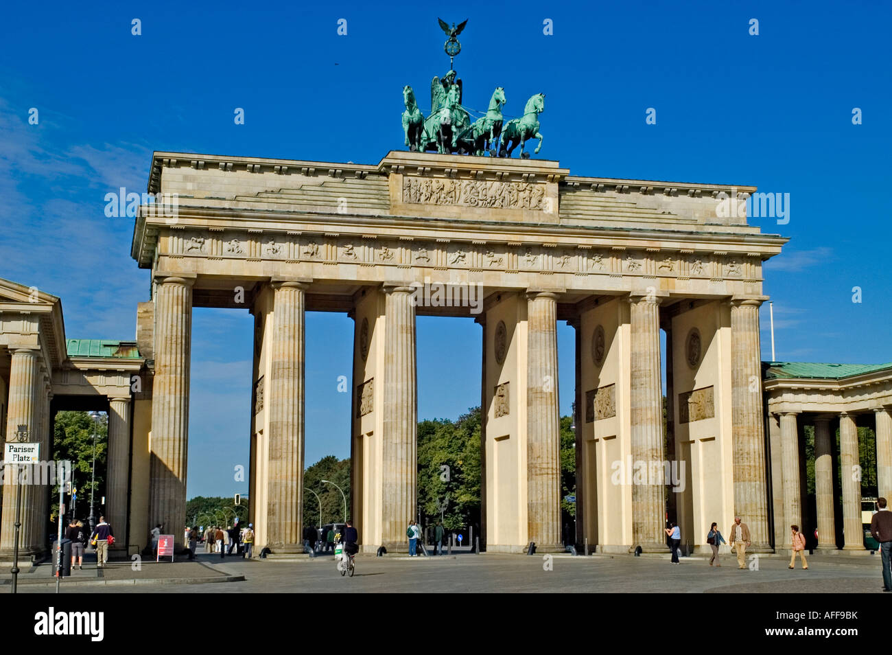 Brandenburger Tor, Pariser Platz Deutschland, 1791 Neoklassizistisch, Berlin, Deutschland, (Quadriga, die Zügel der Pferde werden von Victoria, der Siegesgöttin, gehalten.) Stockfoto