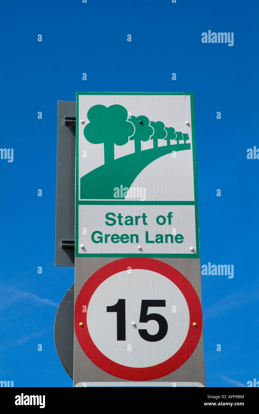dh Green Lane ROADSIGN JERSEY reduzierte Geschwindigkeitsbegrenzung 15 mph für kleine Landstraßen Verkehrsbeschränkung Schild Kanal Inseln Road Post 15mph Stockfoto