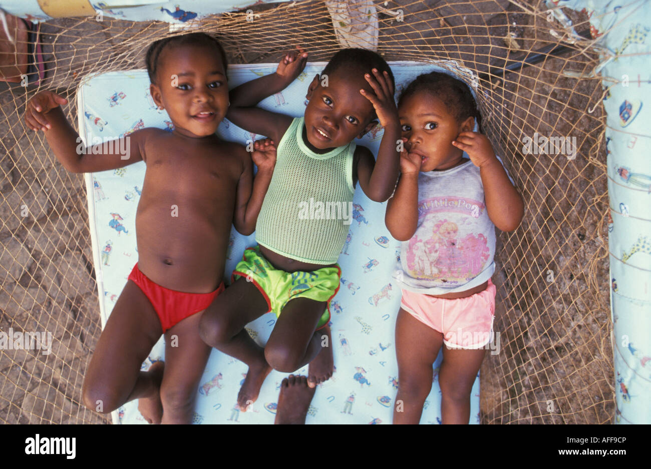Kap Verde Praya Kinder Bett lächelnd liegend Stockfoto