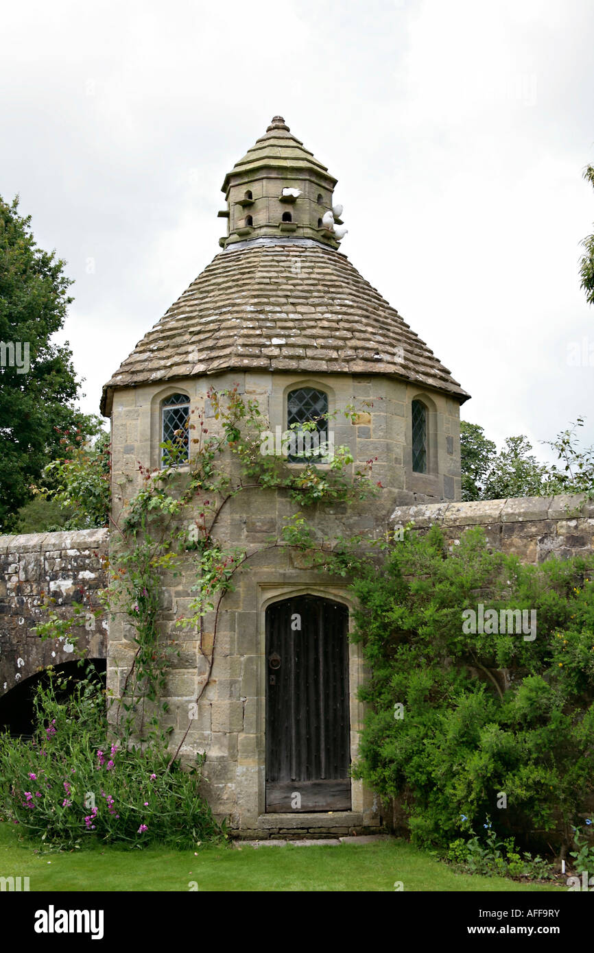 Altes Steindovecote im Englischen Garten Stockfoto