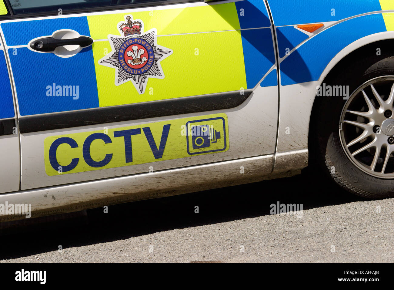 Dyfed und Powys Polizeiauto mit Blitzer oder CCTV Zeichen mobile Verkehrseinheit ausführen, indem die lokalen Constabulary, Geschwindigkeitsüberschreitungen fangen Stockfoto