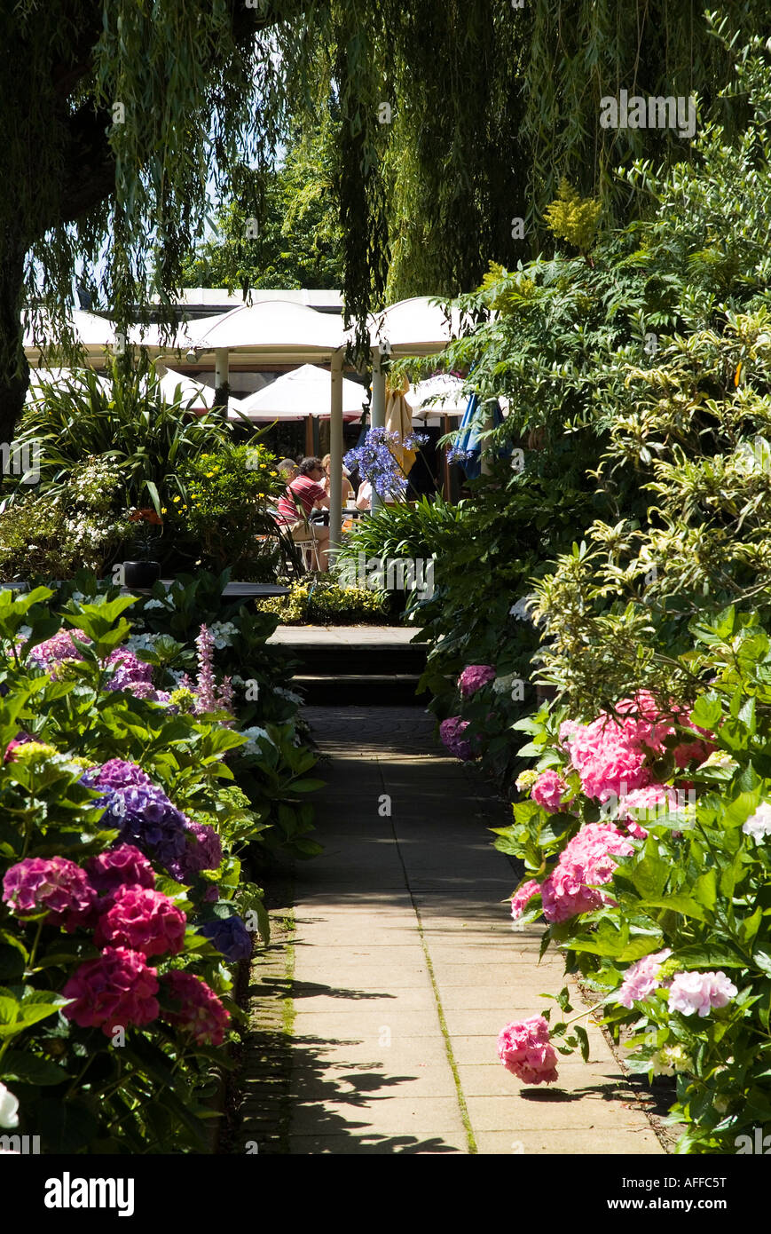 dh Jersey Töpferei GROUVILLE JERSEY Blumengärten Pfad und Café Diners Garten großbritannien Stockfoto