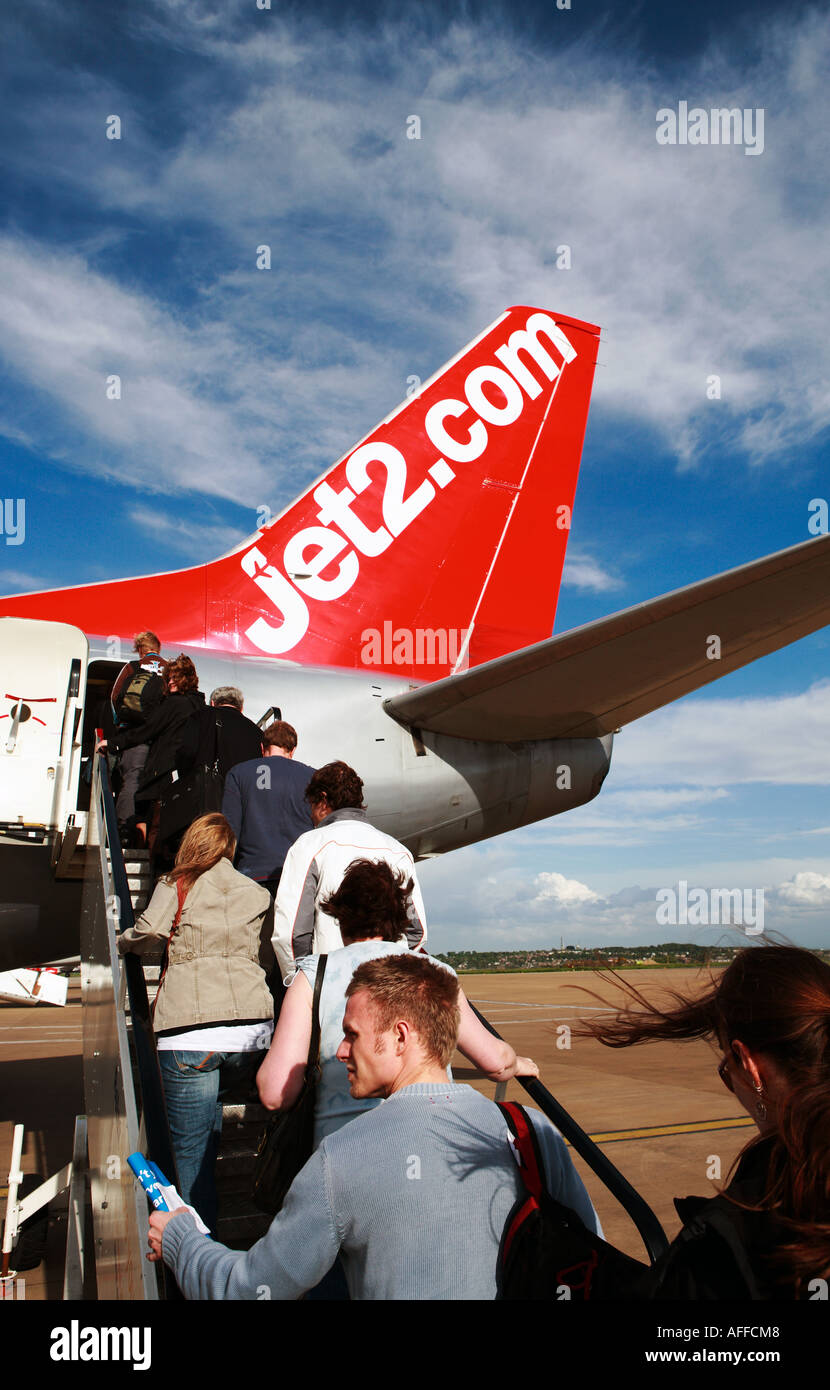 Jet2 Jet 2 Fluggästen am Flughafen Leeds Bradford Yeadon LBA LBIA Stockfoto